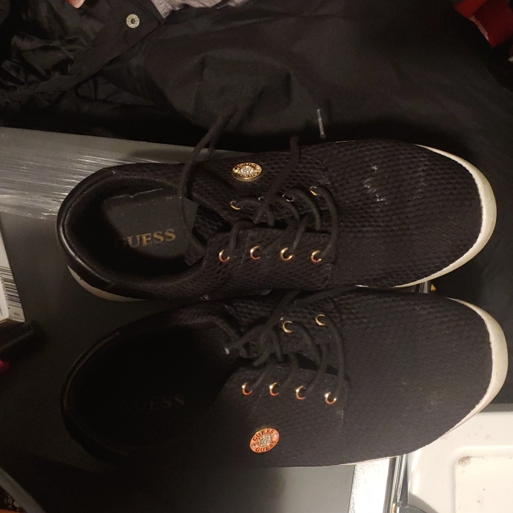 Guess sneakers clean 8 1/2